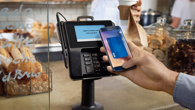 Paying at a bakery with a Samsung phone